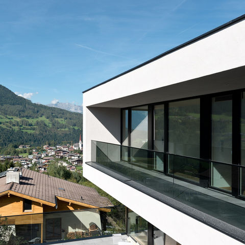 Fassadenbau mit Glasgeländer und moderner Architektur in Spittal an der Drau