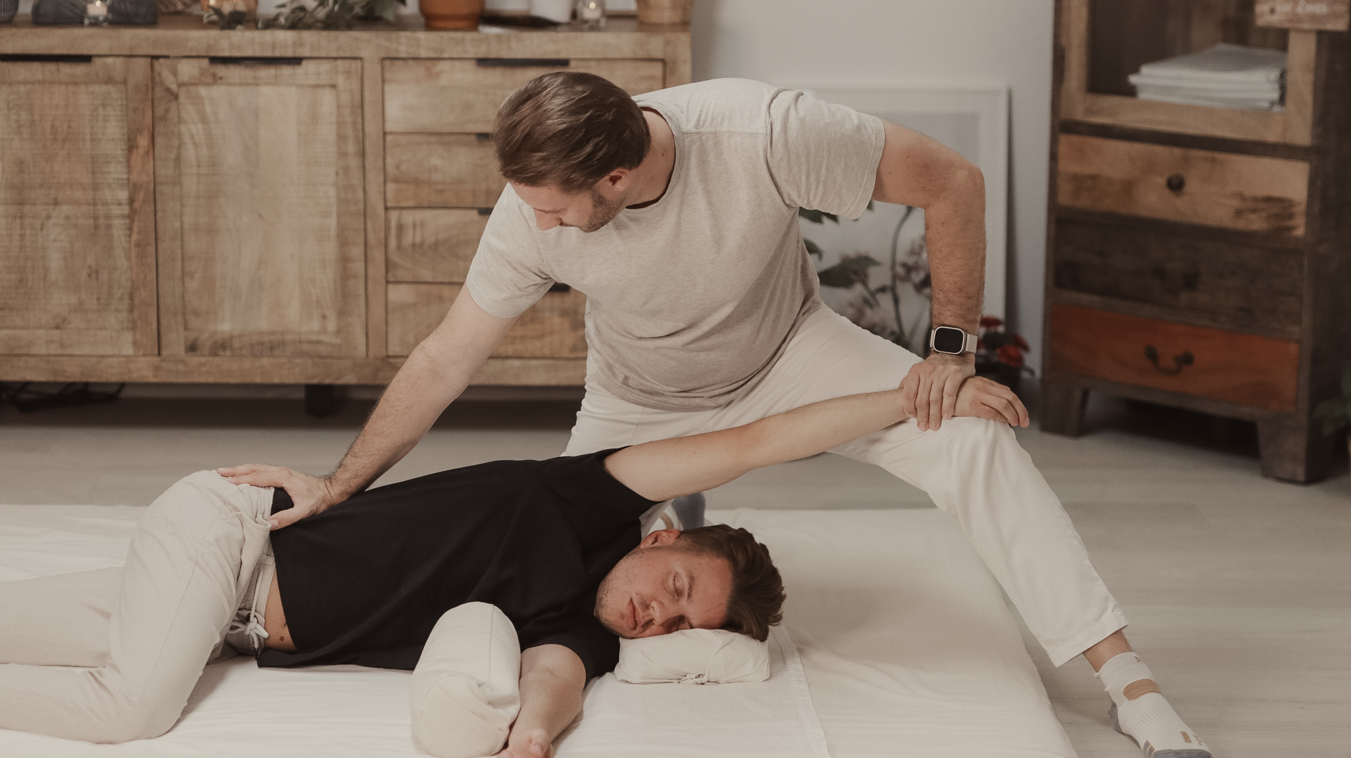 Dehnung und Bewegung bei einer Shiatsu-Behandlung