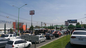 Camión aplasta carro en la México-Pachuca