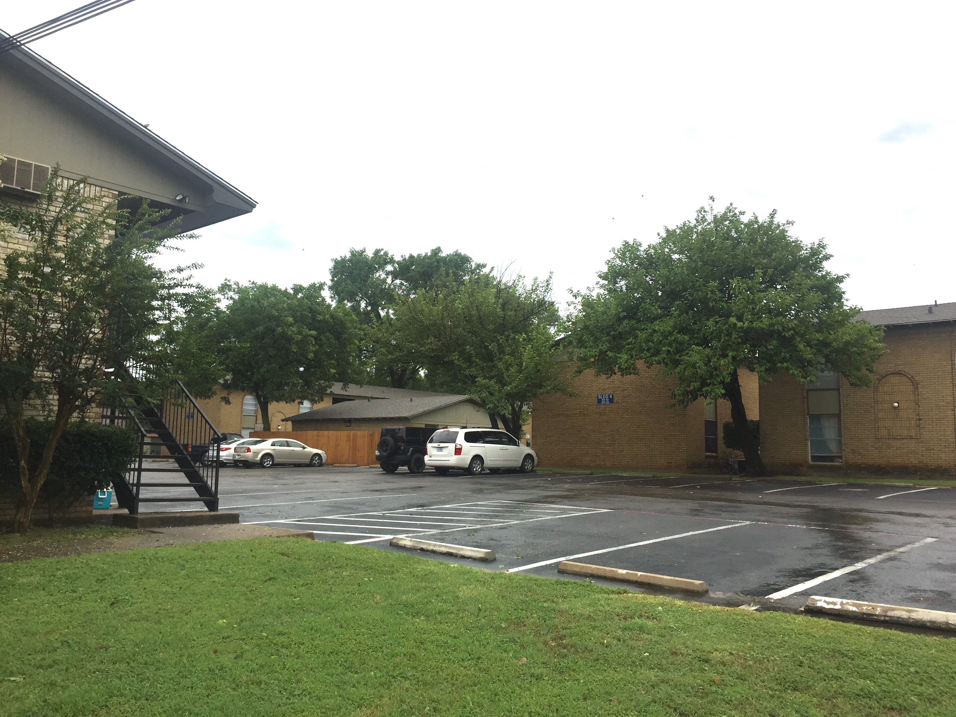 Apartments Oak Tree East Apartments