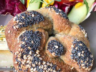 Glutenfreie Knopfsemmerl mit Kürbiskernmehl