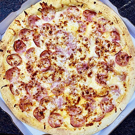 Pizza de calabresa da Pizza do Luiz com fatias apetitosas de calabresa e queijo mozzarella dourado sobre uma massa artesanal