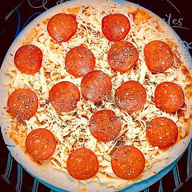 Pizza de pepperoni com massa fina e crocante, generosamente coberta com fatias de pepperoni e queijo mozzarella, salpicada c