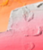 Sasja Hagens is een echte schilder die met ferme, expressieve kwaststreken op zeer groot formaat doek werkt. Heel dikke verf in nagenoeg fluoriserende kleuren. Enorme schepen doemen op. Grootse werken.