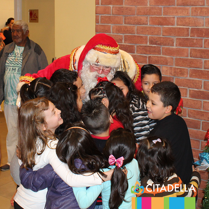 SANTA CLAUS Y NIÑOS FELICES