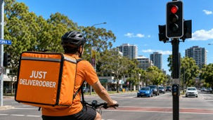 Food delivery cyclist accidentally obeys red traffic light 