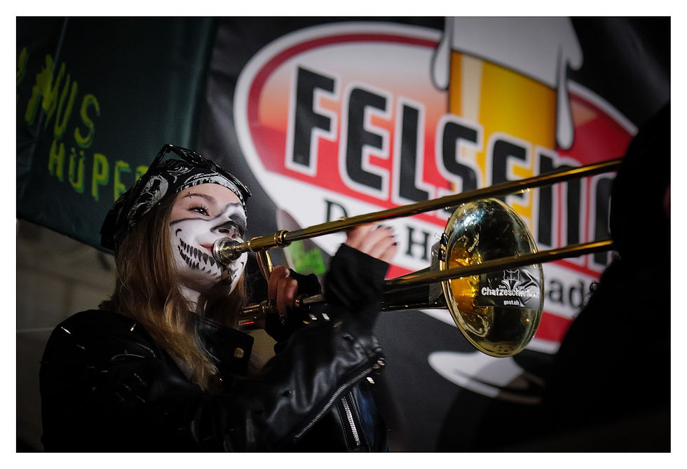 Posaunistin einer Guggenmusig