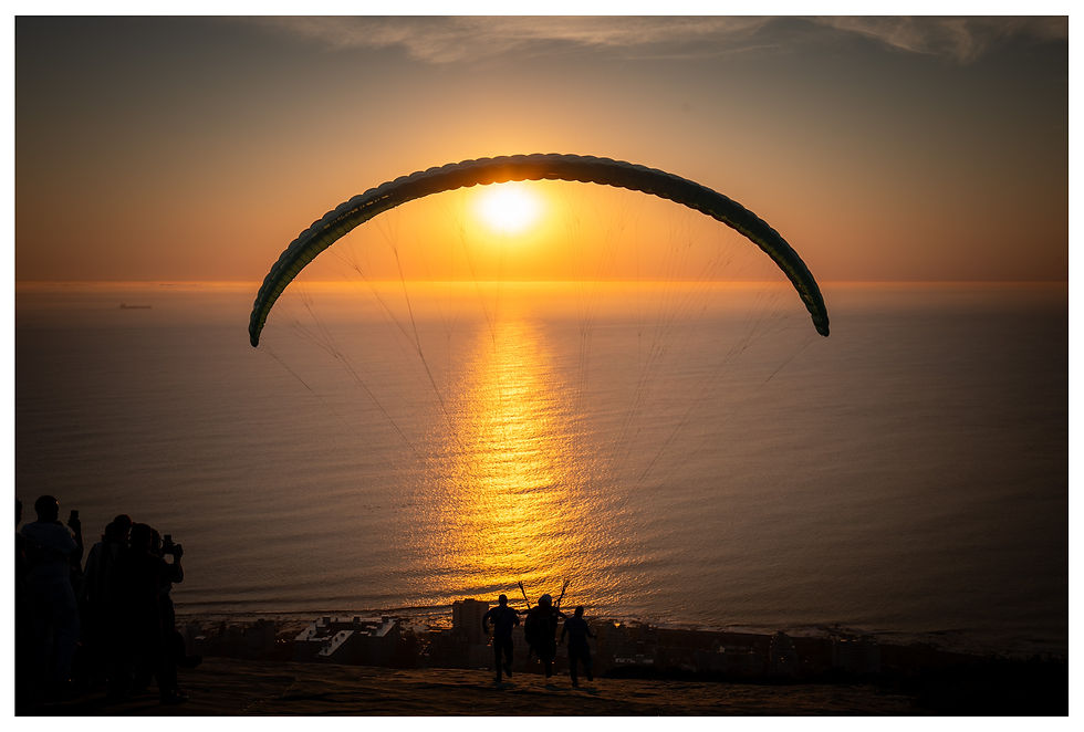 Paraglider im Sonnenuntergang in Kapstadt
