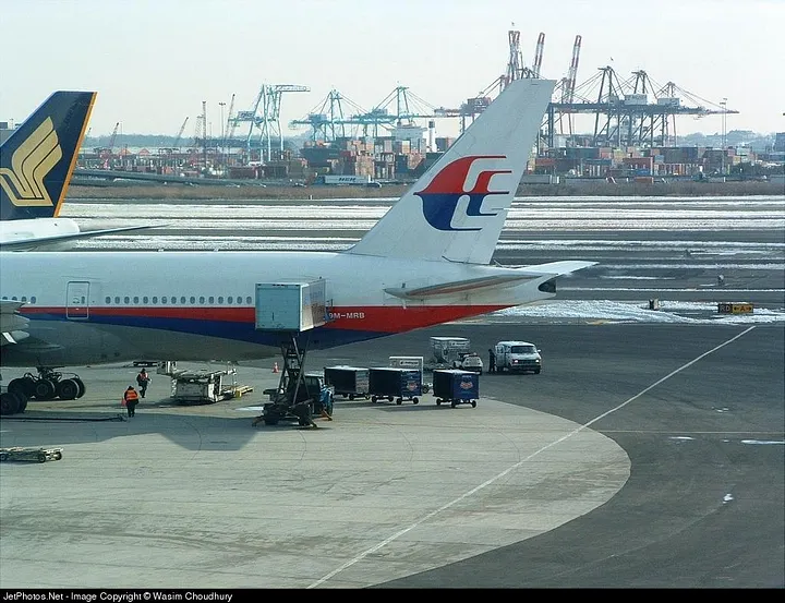 Malaysian Airlines 777–2H6ER sharing the gate with its neighbour, Singapore Airlines at Newark Liberty International Airport. Picture by Wasim Choudhury via JetPhotos