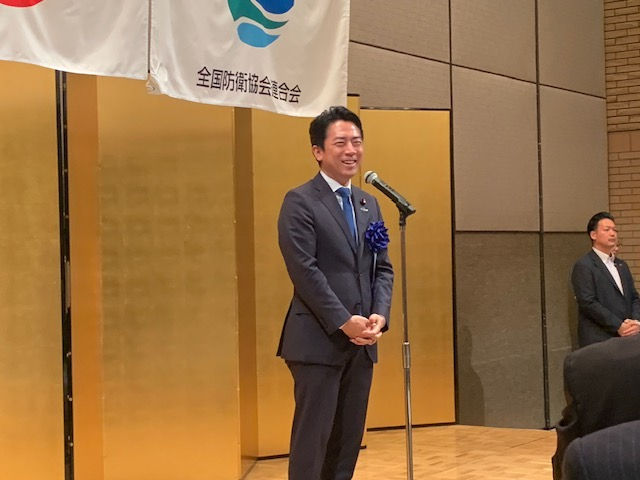 帰国したばかりの小泉大臣の挨拶