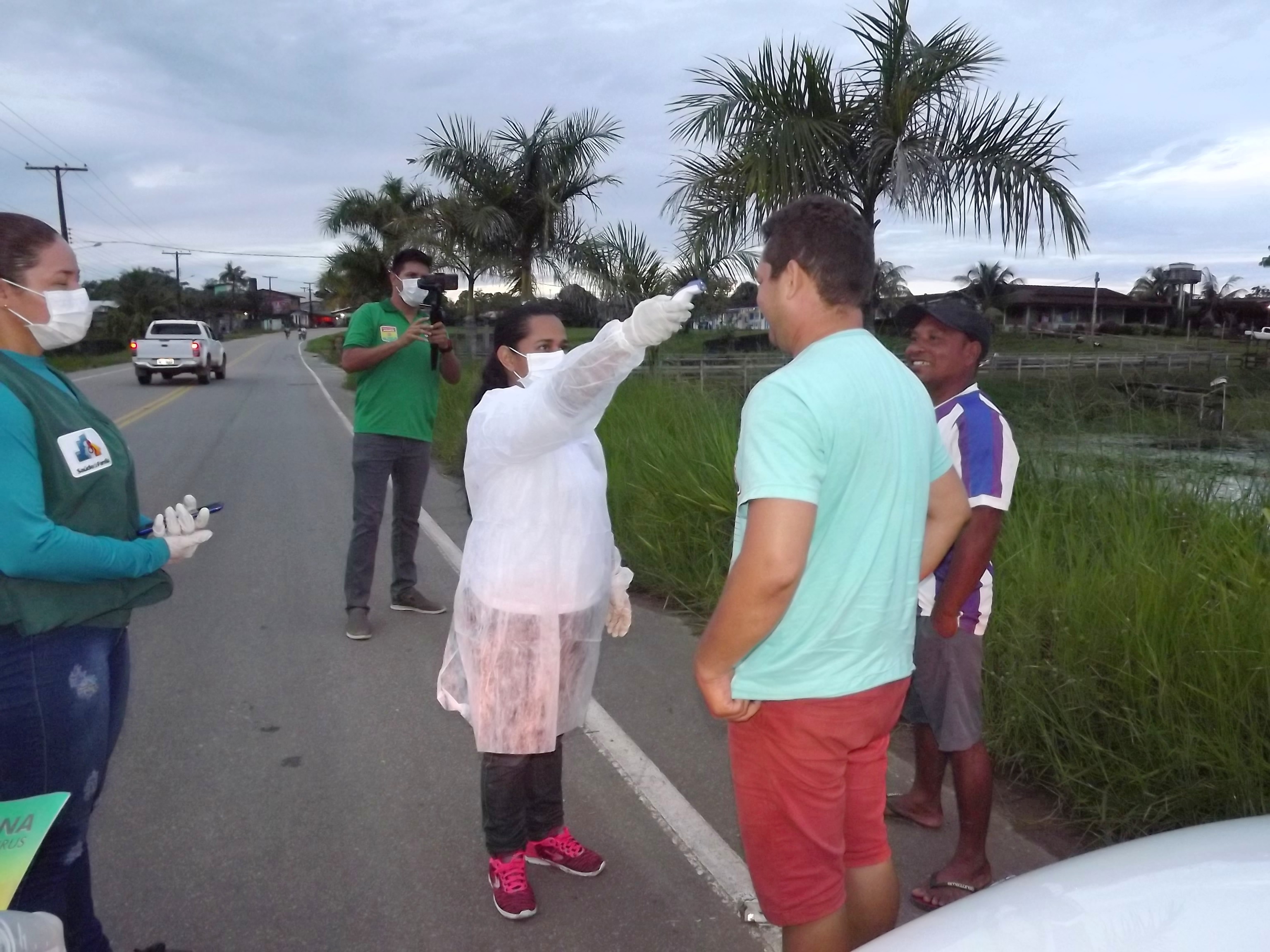 Medindo a temperatura de quem chega em Amapá