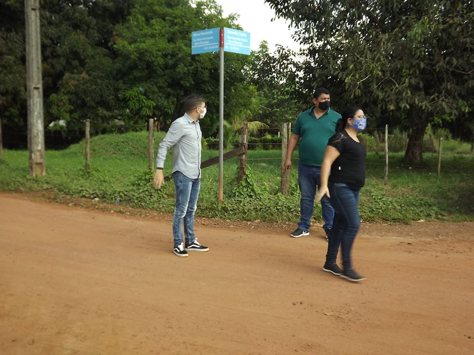Arquiteto Vinicius e representantes visitando rua que levará bloquetes
