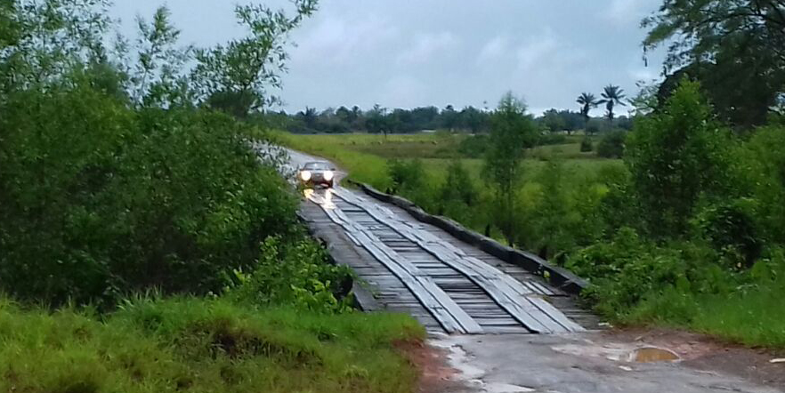 Ponte sobre o Rio Meruoca liga a sede da cidade à BR 156 e faz parte do Plano Rodoviário Estadual.