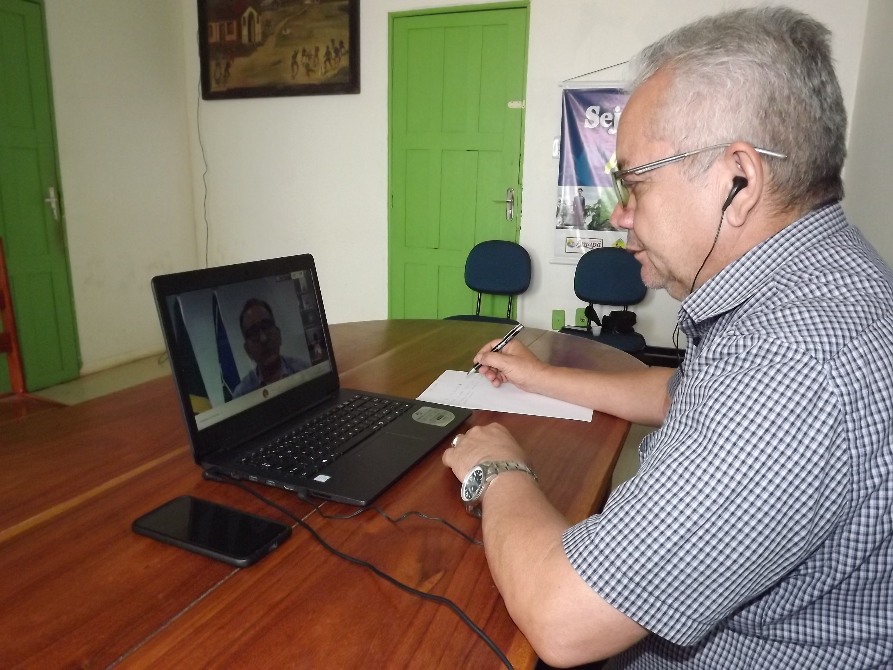 Prefeito Carlos Sampaio direto do gabinete Municipal.