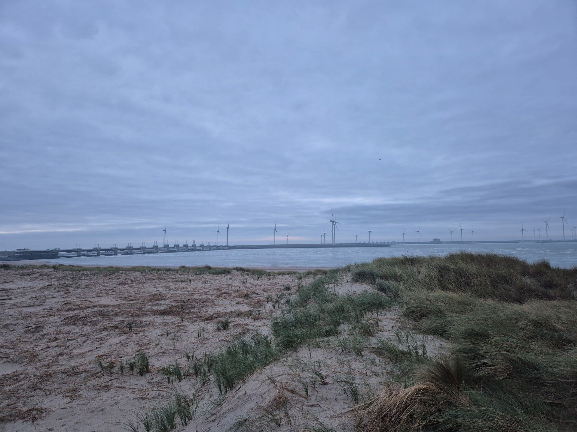 Im Hintergrund Oosterschelde Sturmwehr 