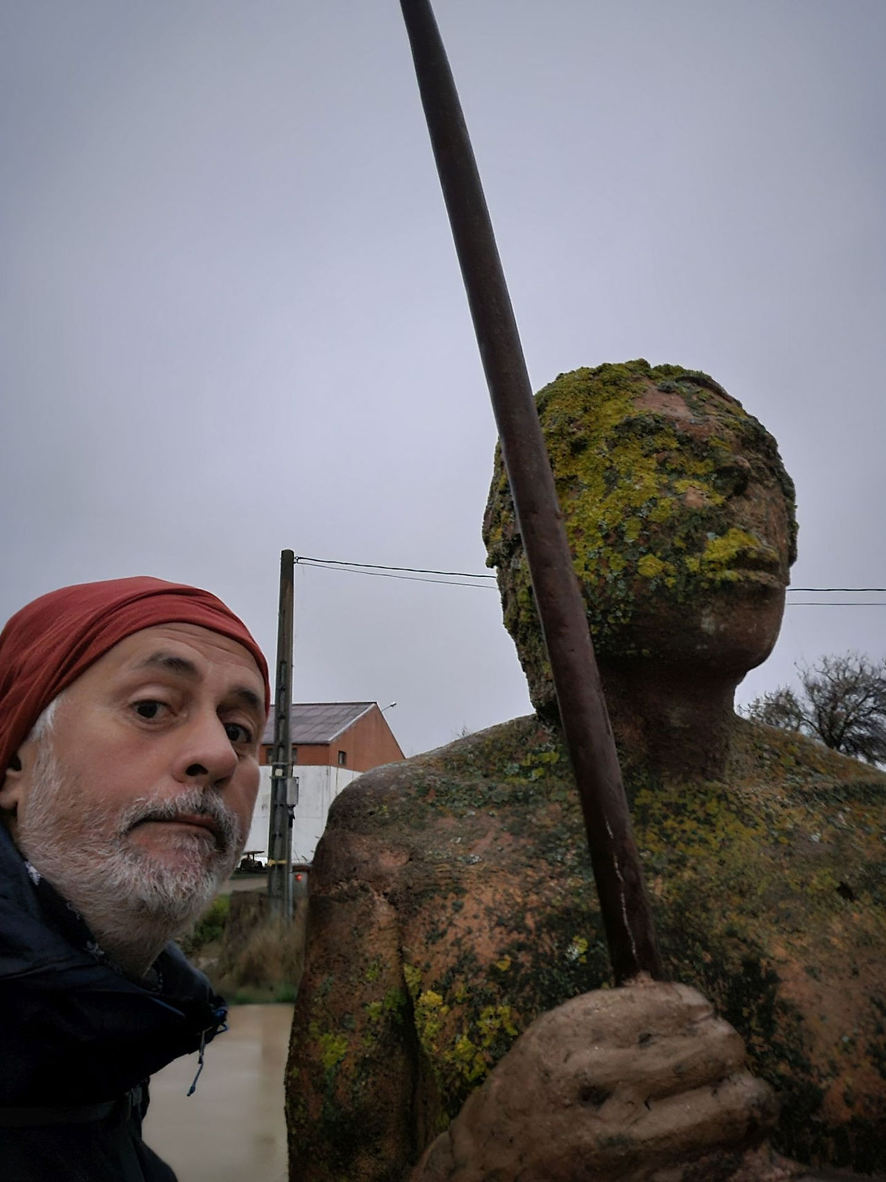 Statue eines Höhlenmenschen in Atapuerca