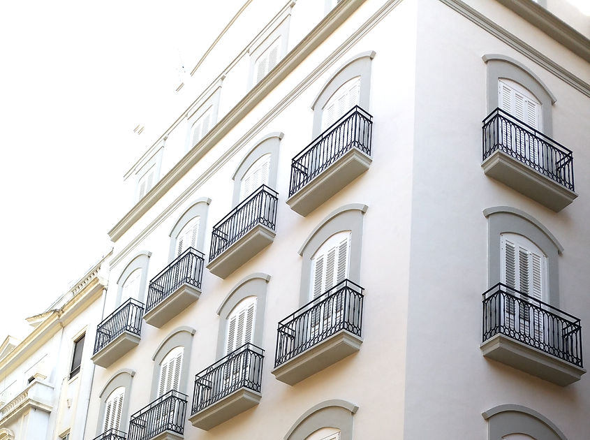 ventana-mallorquina-madera-contraventana-blanco-carpintería-fachada-fuster-alonso_edited.j