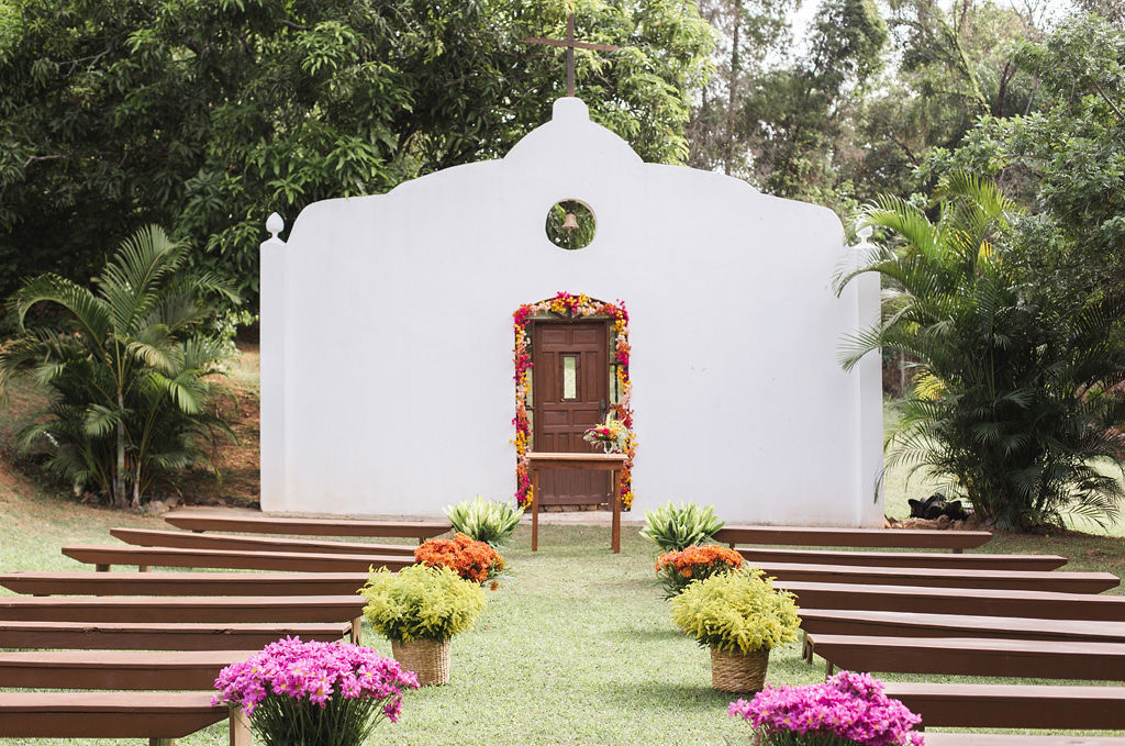 Imagem da fachada da igreja ecumênica:
"Fachada de igreja ecumênica no espaço Ore, cenário perfeito para casamentos no Oreoka"
Imagem do espaço para cerimônia:
"Cenário para cerimônias no Oreoka, com fachada de igreja ecumênica para eventos religiosos e simbólicos"
Imagem da área externa do cenário:
"Espaço Ore no Oreoka, ambiente de 300m² para casamentos e celebrações especiais"