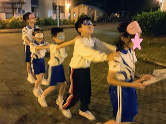 學生們一起進行活動