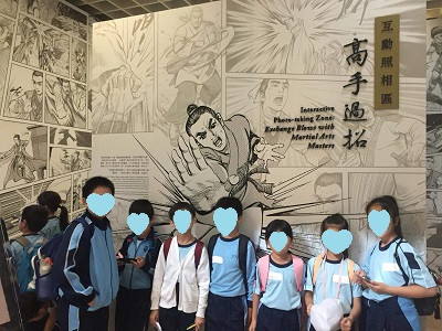 學生和展覽作品合照
