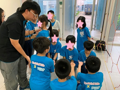教師協助學生進行室內活動