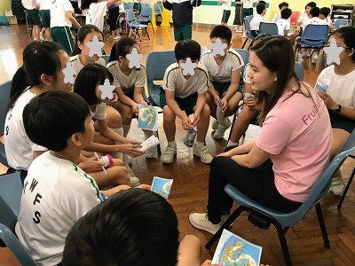 教師向學生介紹活動