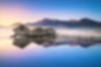 Die drei Hütten am Kochelsee bei atmosphärischem Sonnenaufgang.