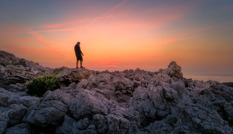 Fotograf beim Sonnenaufgang in spektakulärer Landschaft.