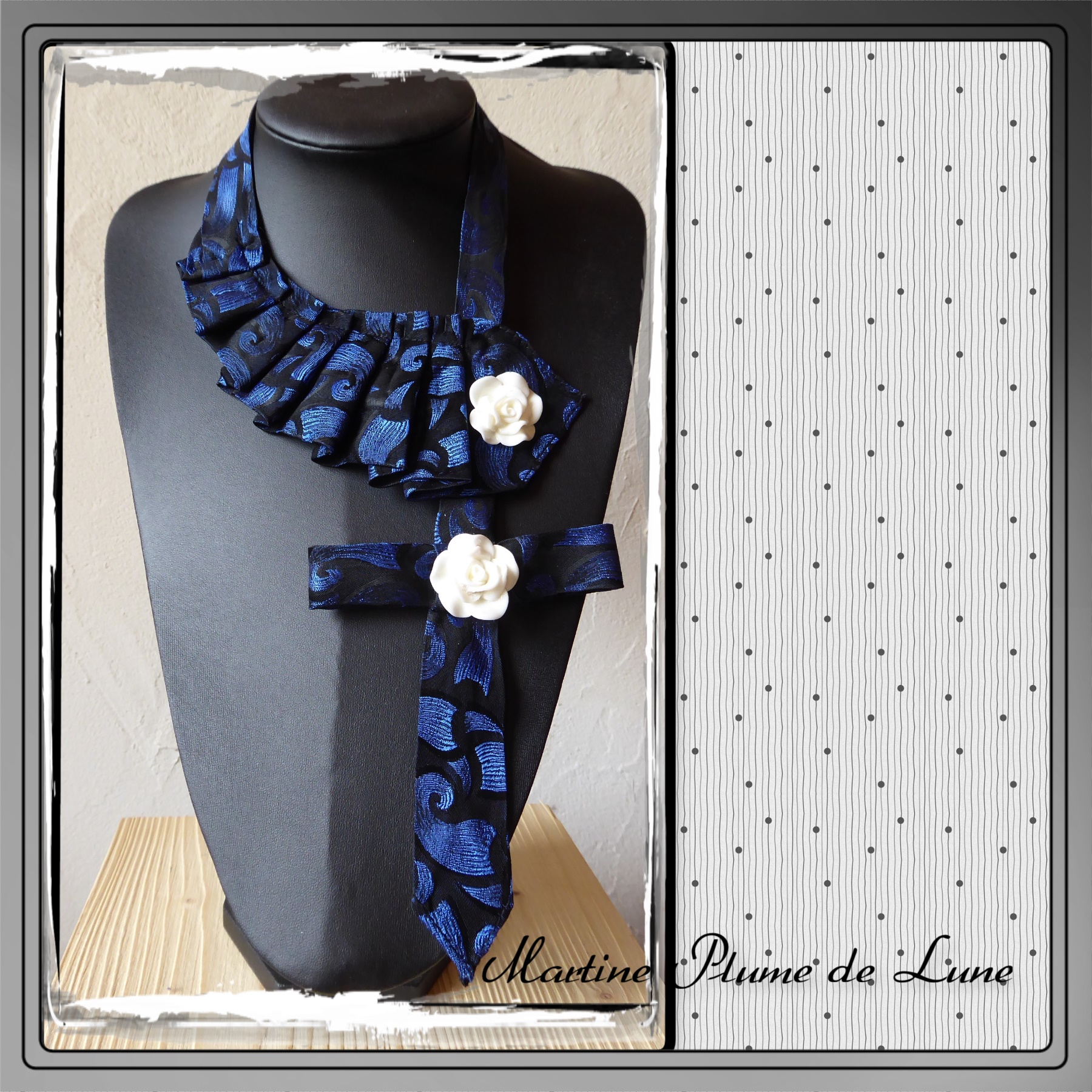 cravate bleue et roses blanches