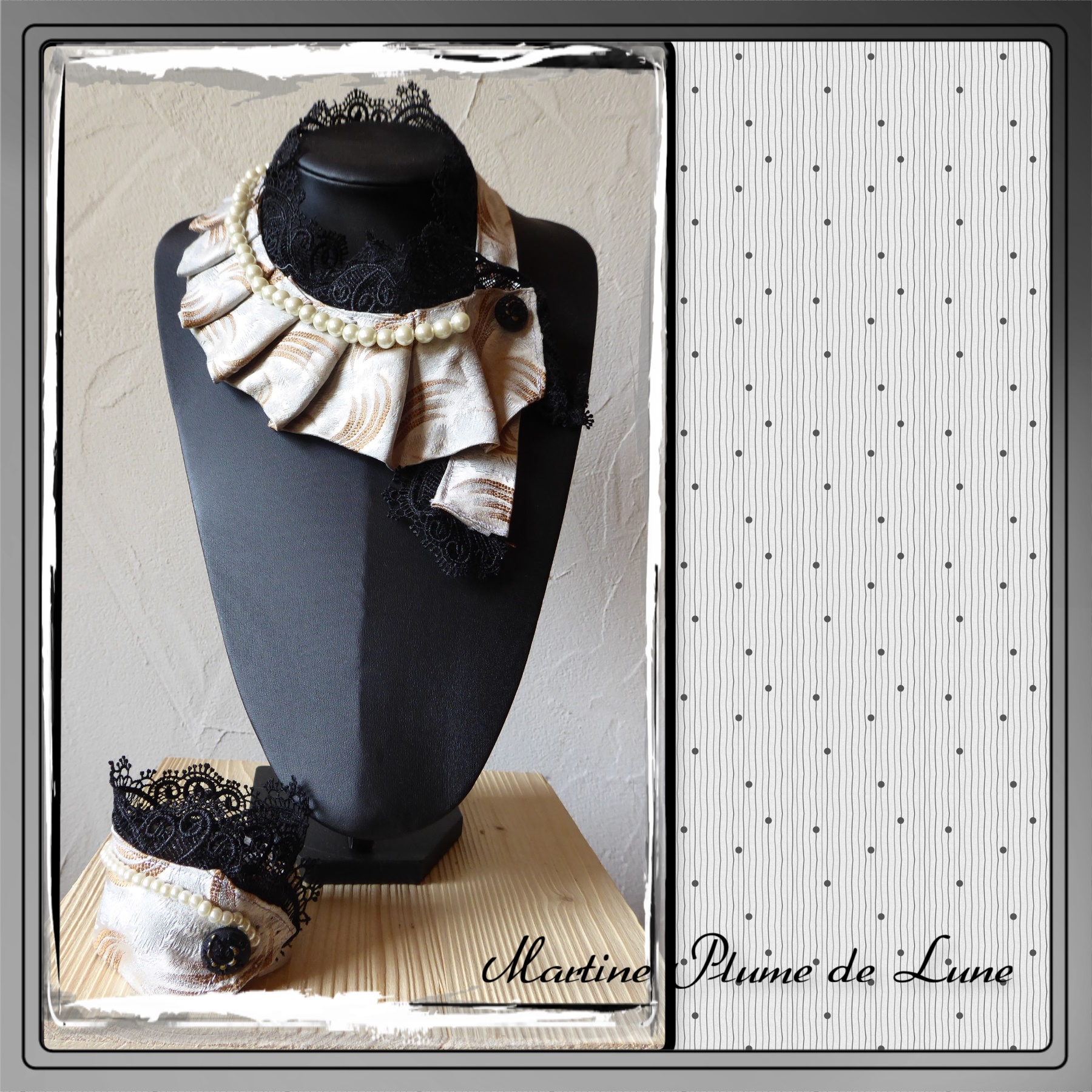 cravate beige et perles
