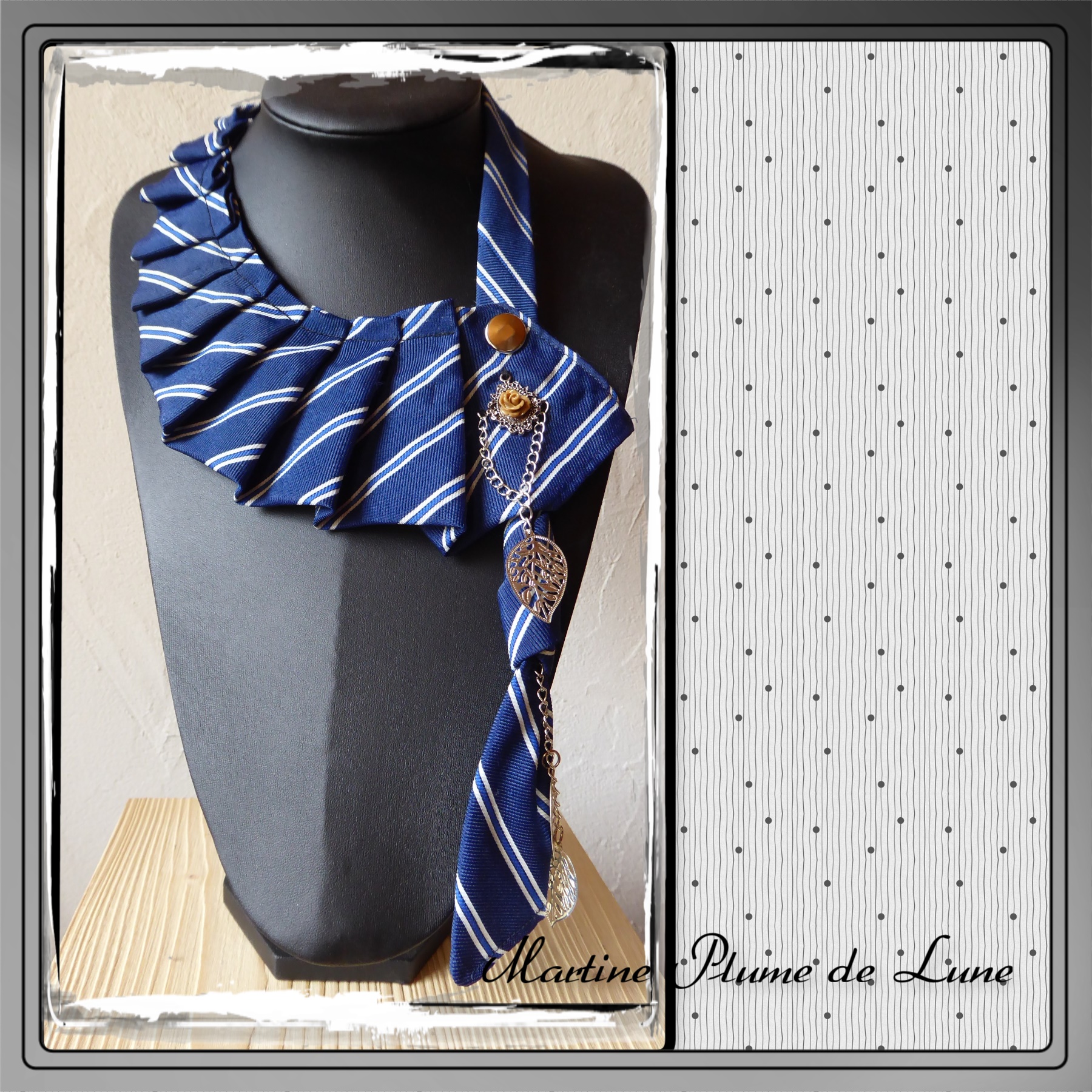 cravate bleue et feuilles