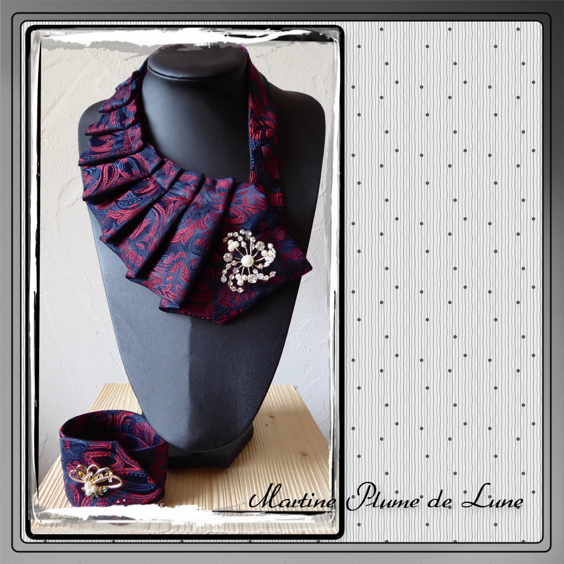 cravate rouge et bleue