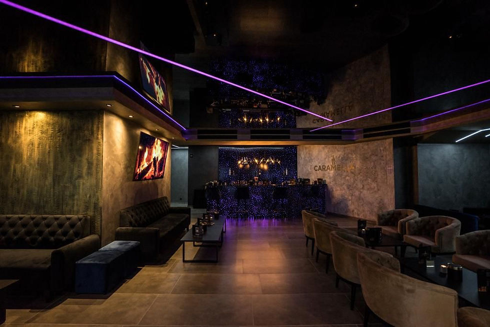 Bar-Lounge mit Spanndecke und farbiger LED-Beleuchtung – Projekt von YAN-Spanndecken