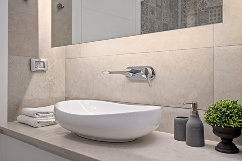 כיור מעוצב מונח על נגרות בהתאמה אישית למקלחת כללית