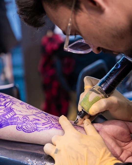 susmit inking at Aliens Tattoo