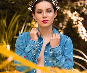 Fotográfia de Alejandra Caletti en un jardín