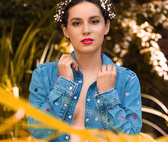 Photograph of Alejandra Caletti singing