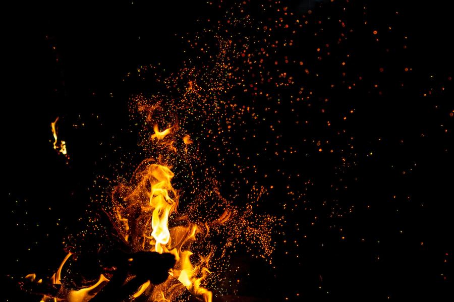 brandend-hout-met-vuursporen-vlammen-en-rook-vreemde-vreemde-vreemde-elementaire-vurige-fi