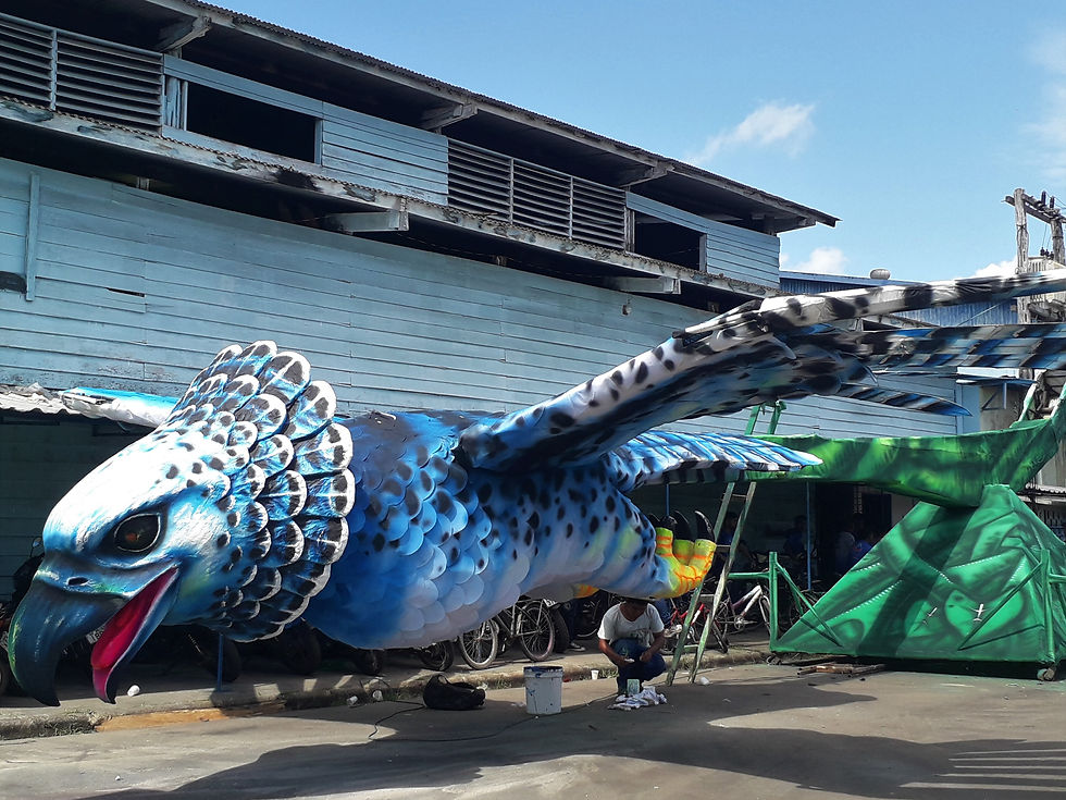 Trabalhador do Boi Caprichoso fazendo o acabamento da alegoria, em 2019 (Foto: Larissa Monteiro/Amazonas Cultura)
