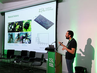 Hace unos días, Andrés Valenzuela-Sánchez, Presidente y Director de Investigación de ONG Ranita de Darwin, tuvo el honor de ser invitado como expositor en la Fellowship Conference de ZSL (Zoological Society of London), realizada en el icónico Huxley Lecture Theatre  de la ZSL (Sociedad Zoológica de Londres), Inglaterra.