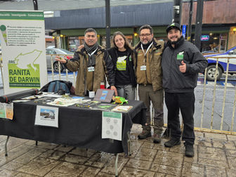 equipo ONG Ranita de darwin trabajando en stand de ExpoParque