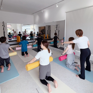 東広島市のmana pilates studioで開催した小顔ヨガ&ピラティスイベント。フォームローラーを使って胸を開き、姿勢改善を目指すストレッチの様子。