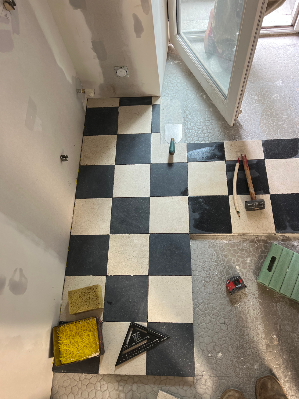 Installation de travertin en opus romain incertum, aspect naturel.