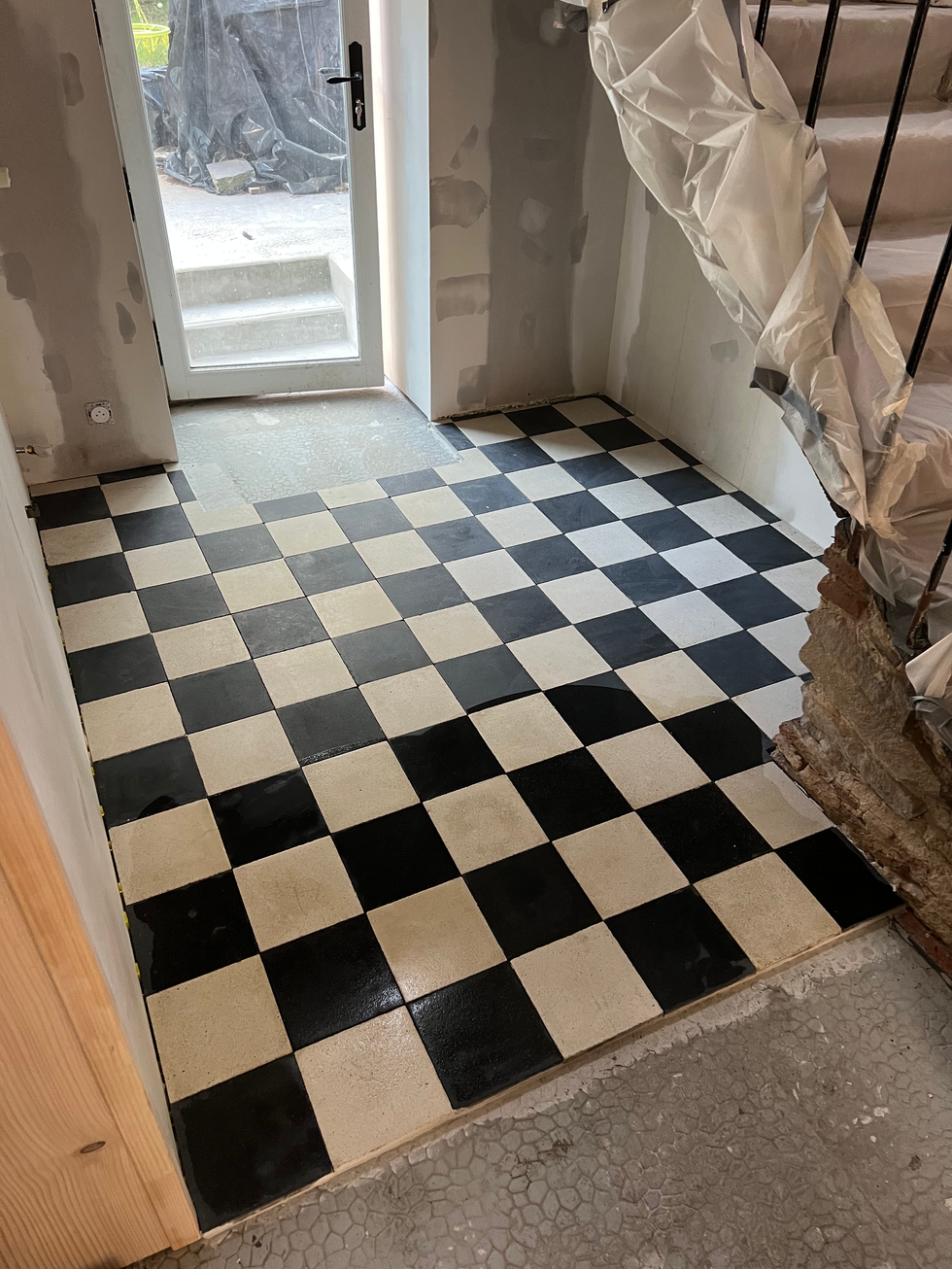 Détail de carreaux de ciment vintage dans une rénovation intérieure.