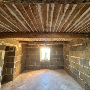 Restauration d'un escalier extérieur en pierre de taille avec ajout de quatre marches pour rehausser l'accès.