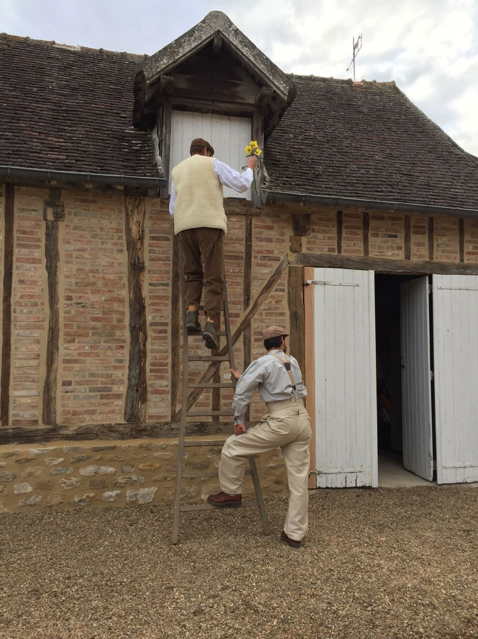 Projet de rénovation patrimoniale avec colombages, pierre calcaire et éléments récupérés