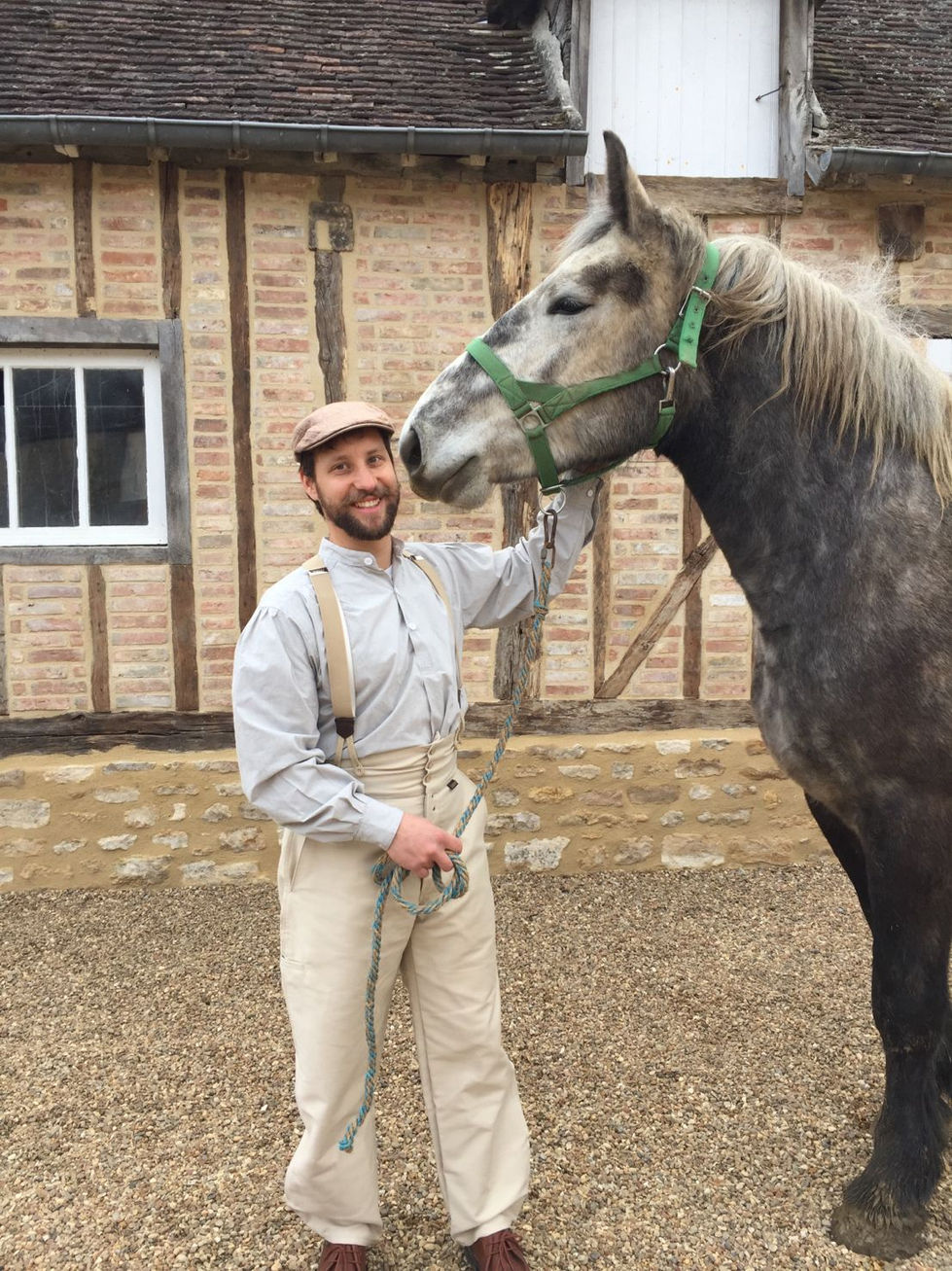 Intervention sur façade en colombages et soubassement en pierre dans un élevage de percherons