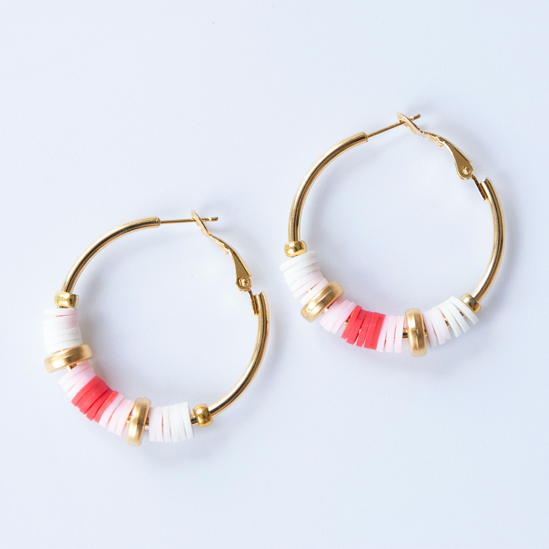 עגילי יוליה - עגילי חישוק זהב וסיליקון צבעוני