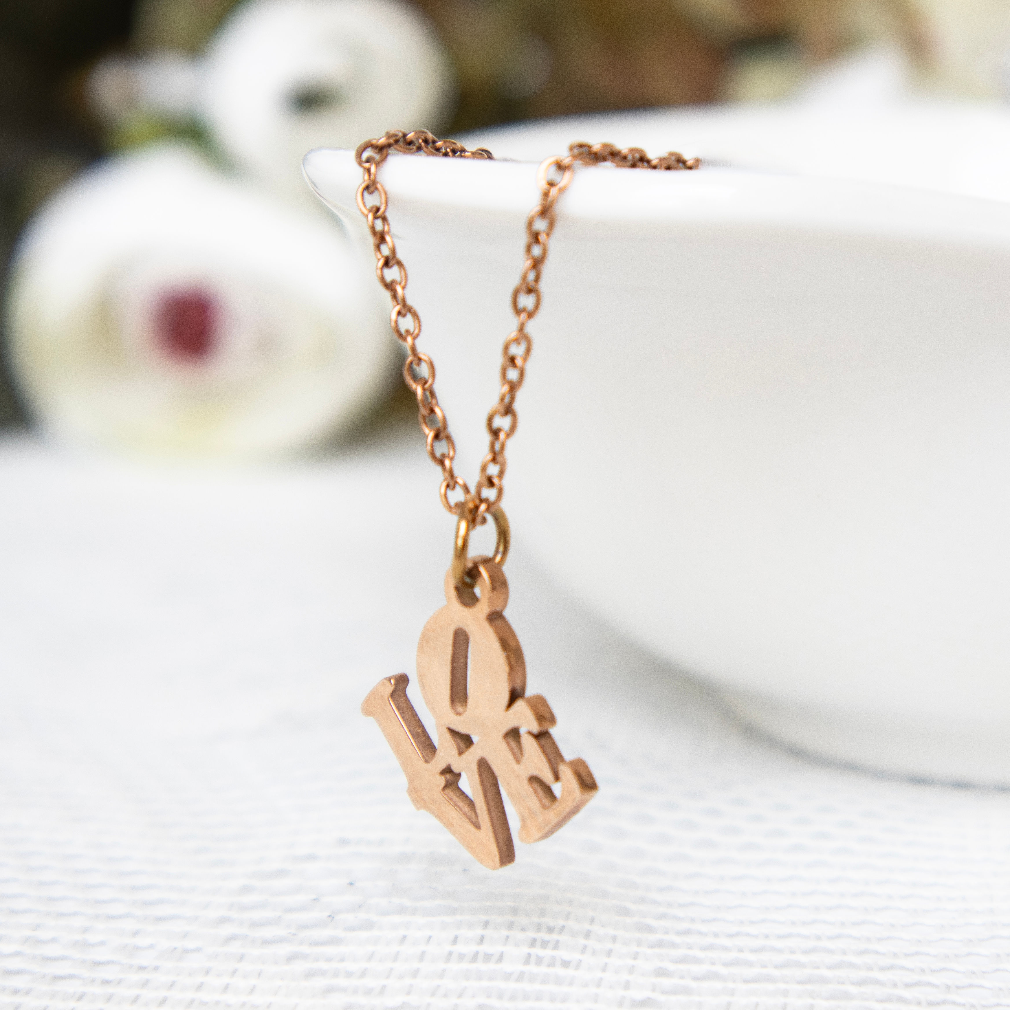 שרשרת לאב - שרשרת זהב אדום עם תליון LOVE | By Magoo