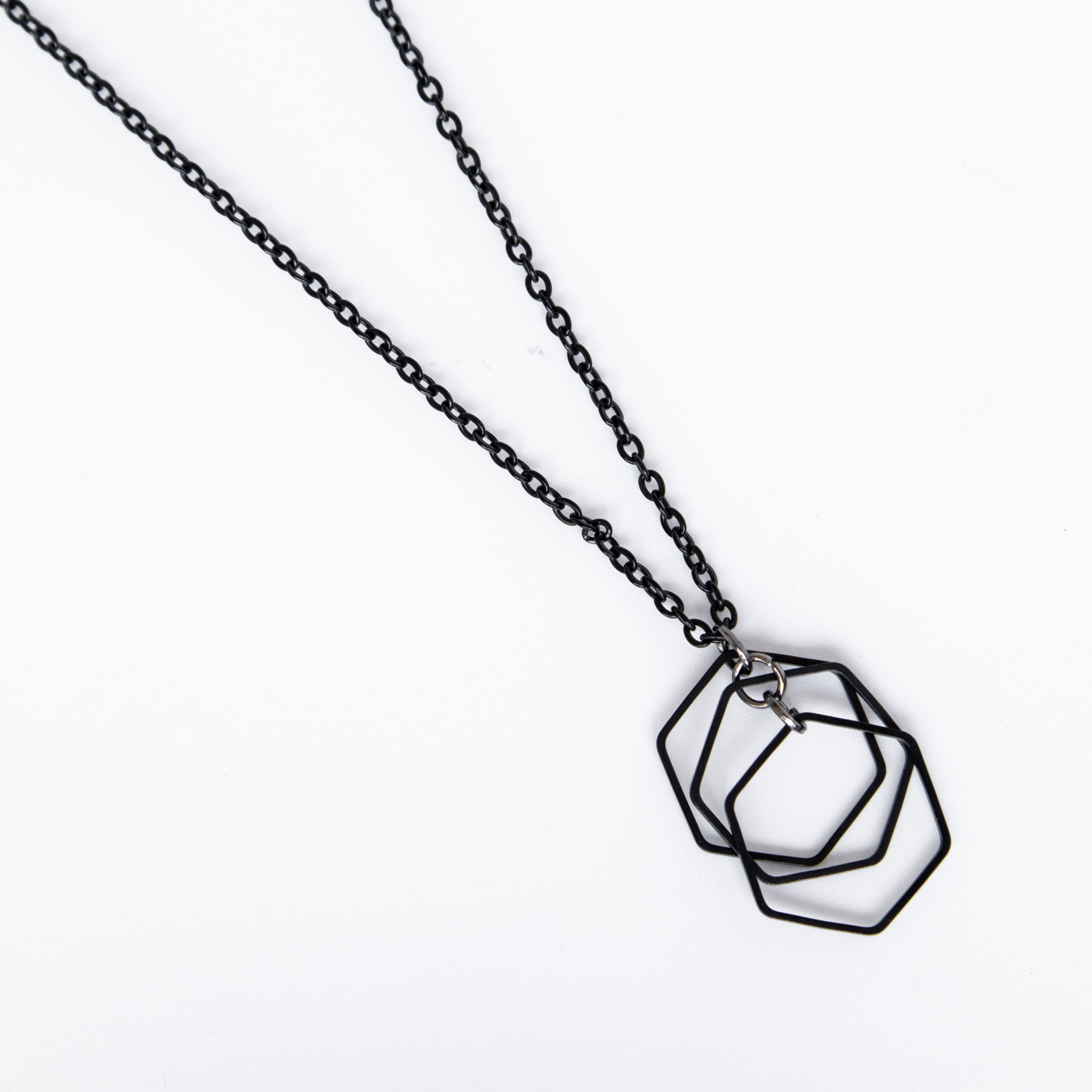 שרשרת שחורה עם תליון משושים